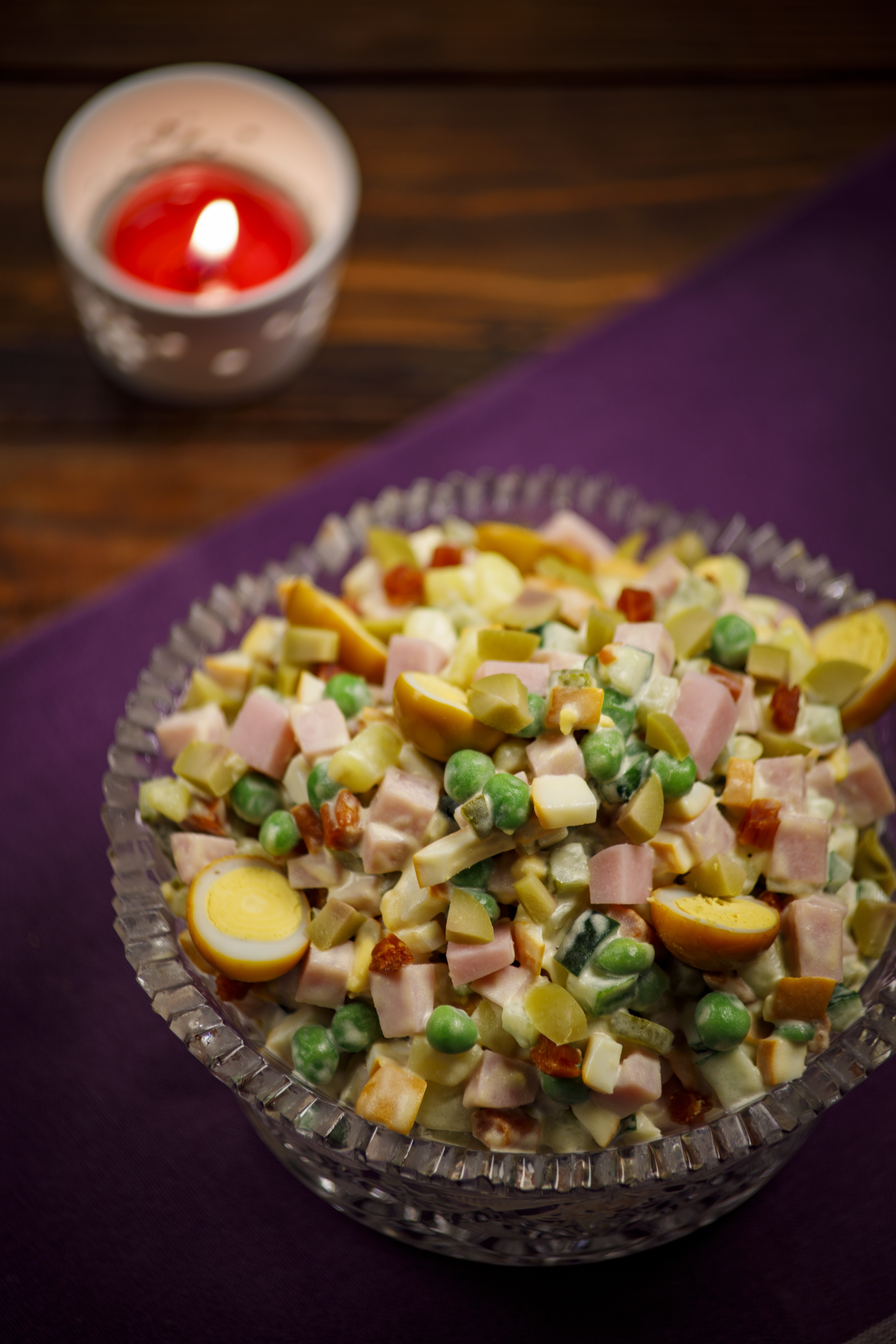 Оливье с копчеными яйцами, колбасками и ветчиной из индейки