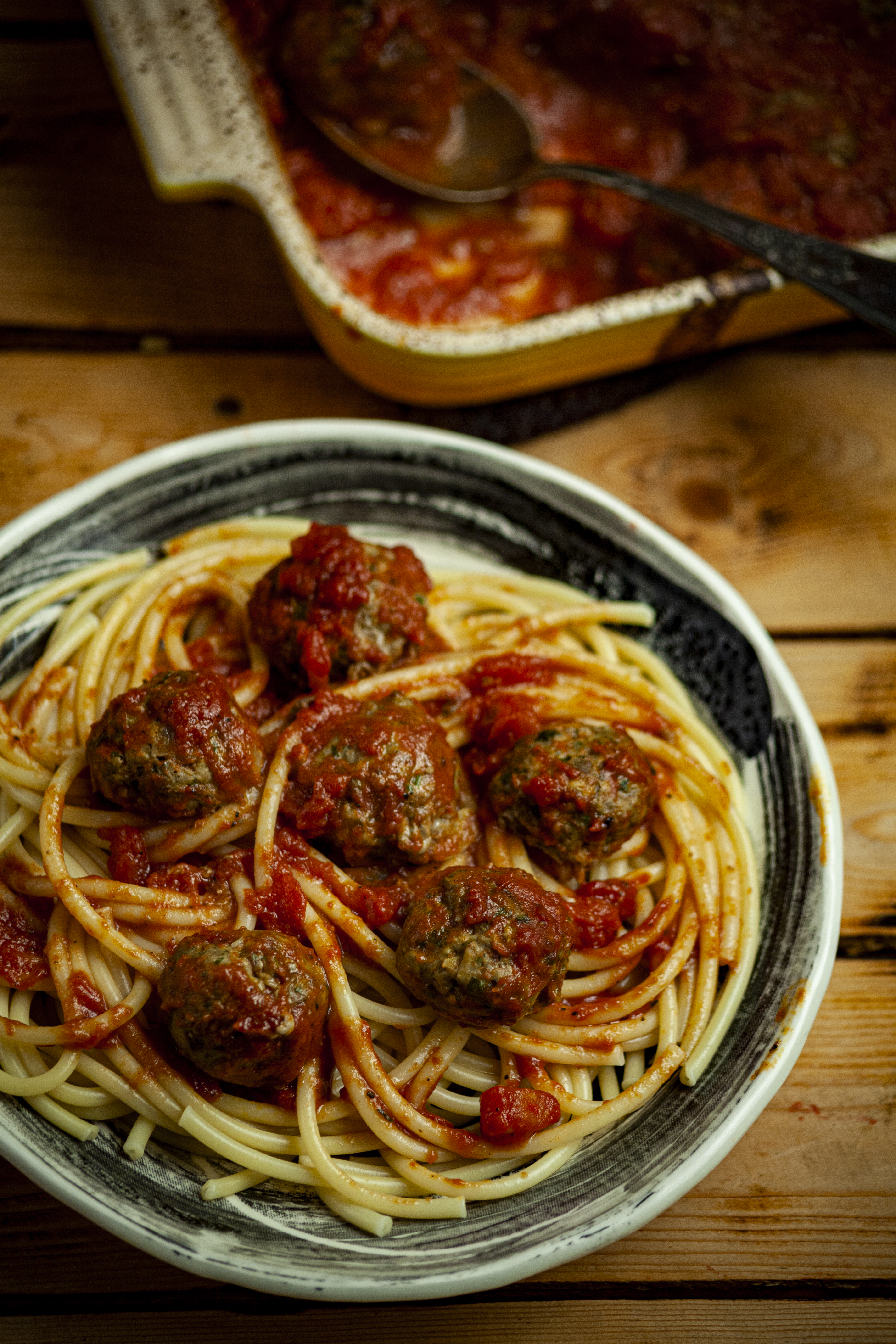 Фрикадельки из говядины в густом томатном соусе, с пастой