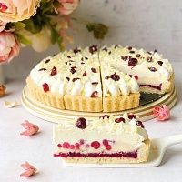 Торт брусничный с белым шоколадом (12 порций/ 1,5кг) Десерт Фентези