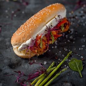 Булочка для датского хот-дога с кунжутом 170 мм (60г х 36 шт) Bagerstat Foodservice зам., Россия